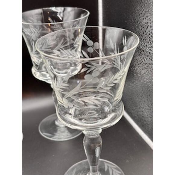 Set of 4 Vintage Etched Crystal Wine Glasses Elegant Stemware Cocktail READ - Picture 2 of 10
